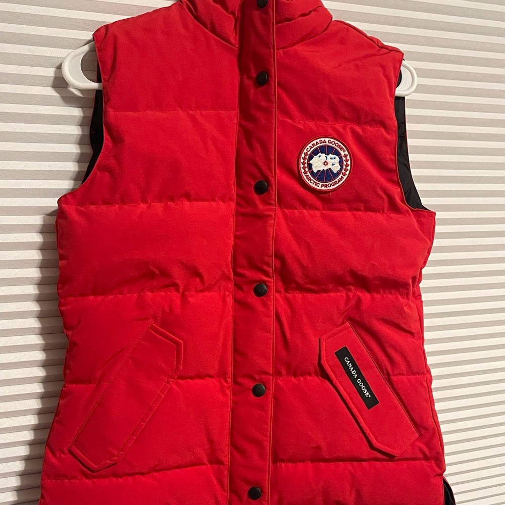 Canada goose. Proof of authenticity! Ladies freestyle vest. Never worn.
